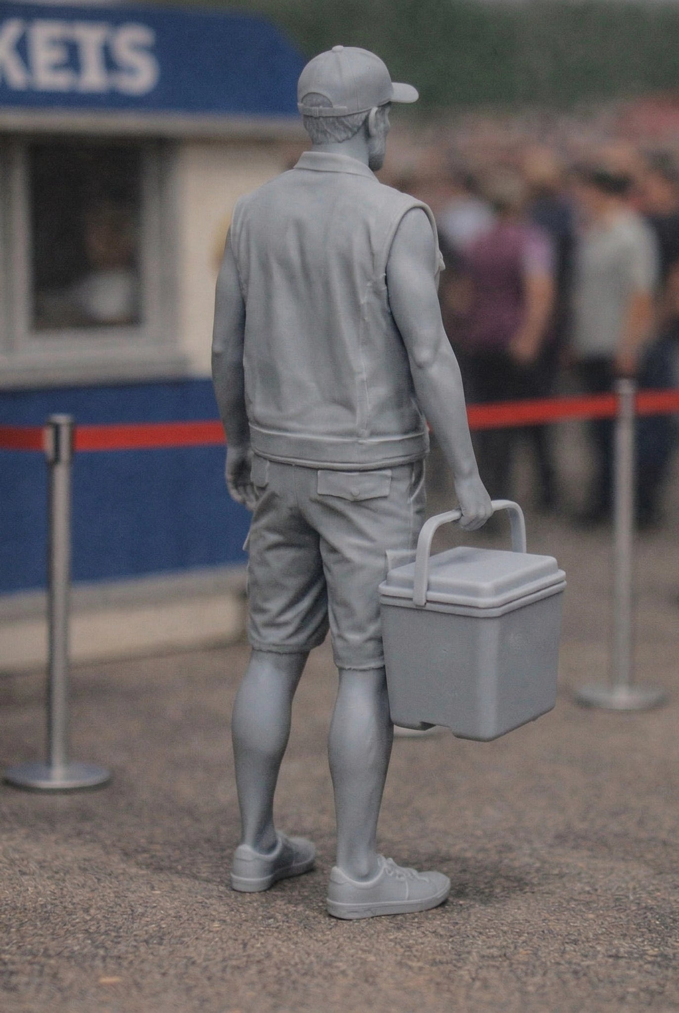 Race Day Fan with Cool Box | Grey Resin Slot Car Diorama Figurine